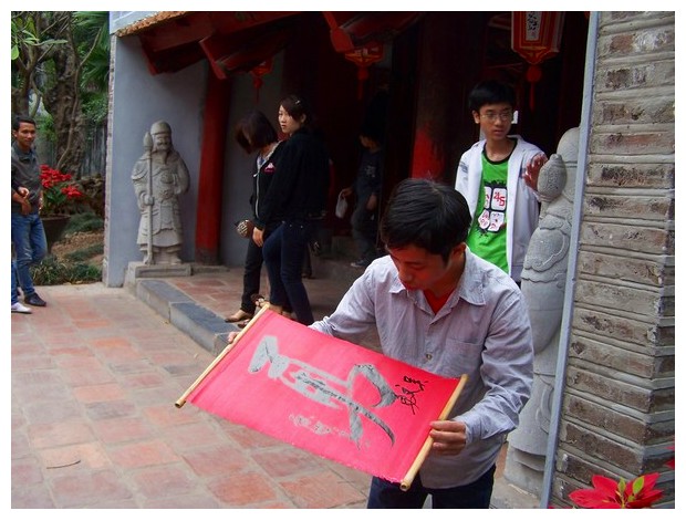 Vietnamese students with their chinese prayers