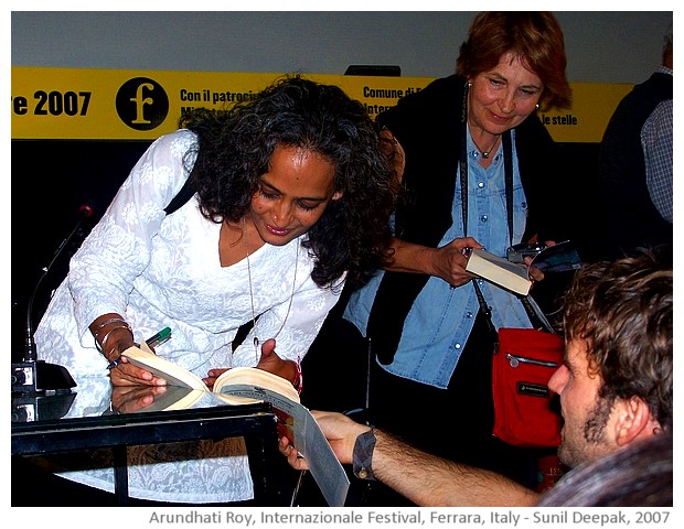 Arundhati Roy, author, Ferrara, Italy - images by Sunil Deepak, 2007