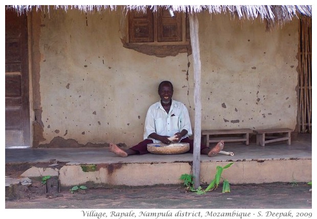 People with corn in Nampula, Mozambique - S. Deepak, 2009