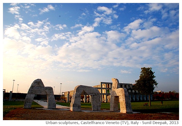 Two horses and arch sculpture, Castelfranco Veneto (TV), Italy - images by Sunil Deepak, 2013