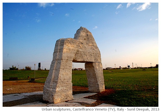 Two horses and arch sculpture, Castelfranco Veneto (TV), Italy - images by Sunil Deepak, 2013