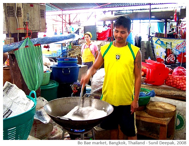 Men, Bo Bae market, Bangkok, Thailand - images by Sunil Deepak, 2008