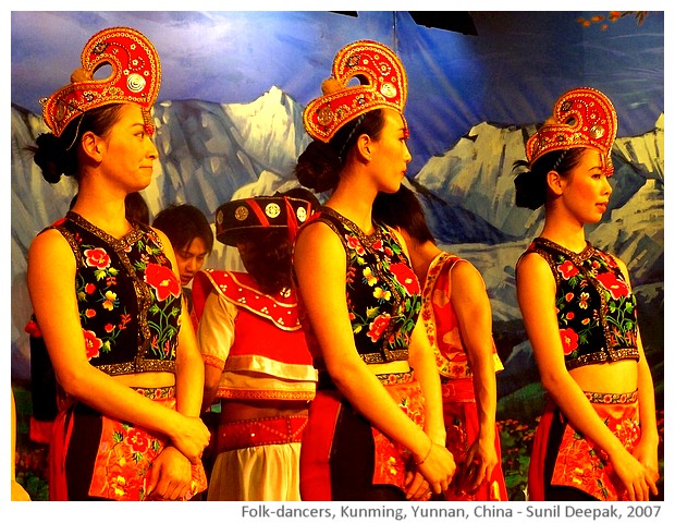 Folk dancers, Yunnan, China - images by Sunil Deepak, 2007