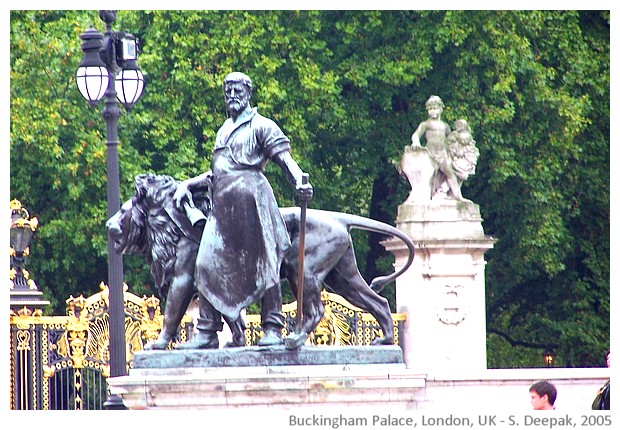 Around Buckingham Palace, London UK - images by Sunil Deepak, 2005