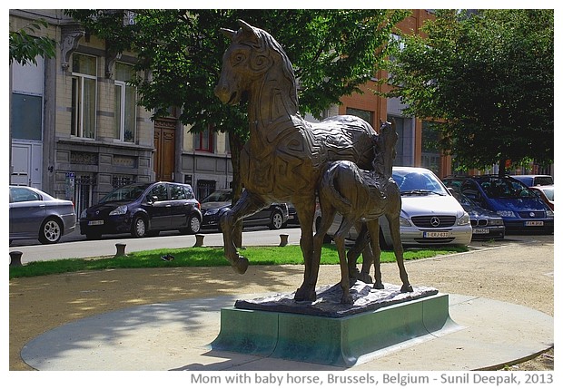 Mare with baby horse, sculpture, Brussels, Belgium - images by Sunil Deepak, 2013