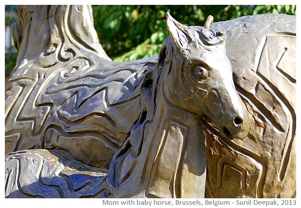 Mare with baby horse, sculpture, Brussels, Belgium - images by Sunil Deepak, 2013