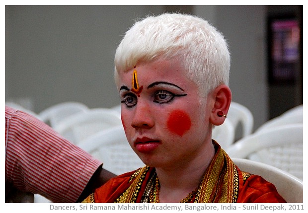 Blind student dancers, Bangalore India - images by Sunil Deepak, 2011