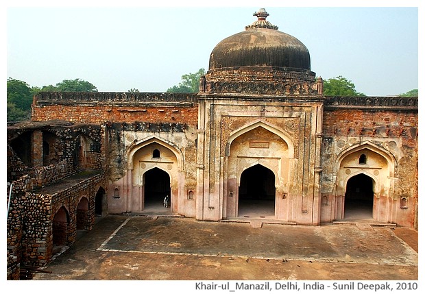 Khair-ul-Manazil building, Delhi, India - images by Sunil Deepak, 2010