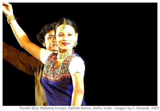 Kathak dance by Birju Maharaj troupe, Ananya, Delhi, India - images by Sunil Deepak, 2005