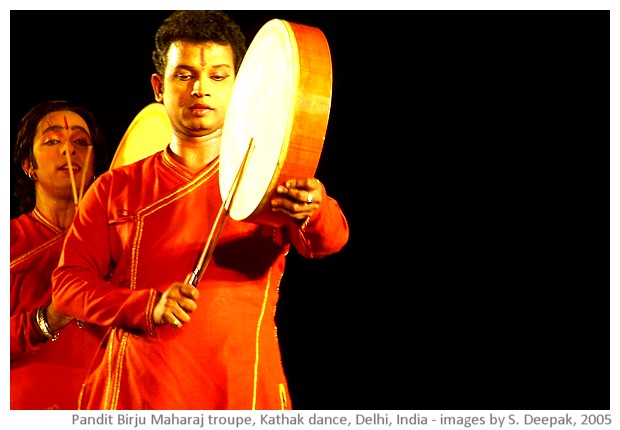 Kathak dance by Birju Maharaj troupe, Ananya, Delhi, India - images by Sunil Deepak, 2005