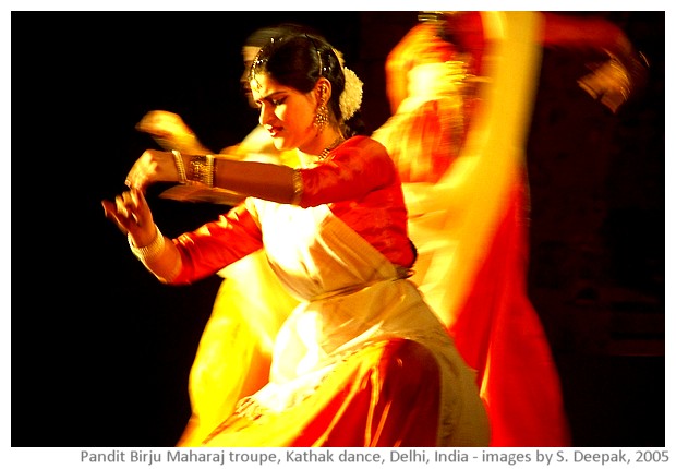 Kathak dance by Birju Maharaj troupe, Ananya, Delhi, India - images by Sunil Deepak, 2005