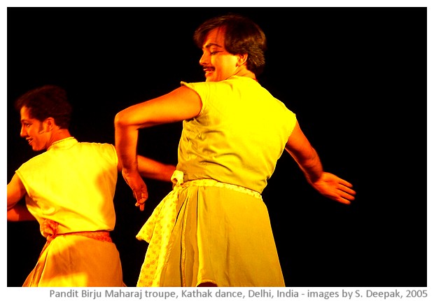 Kathak dance by Birju Maharaj troupe, Ananya, Delhi, India - images by Sunil Deepak, 2005