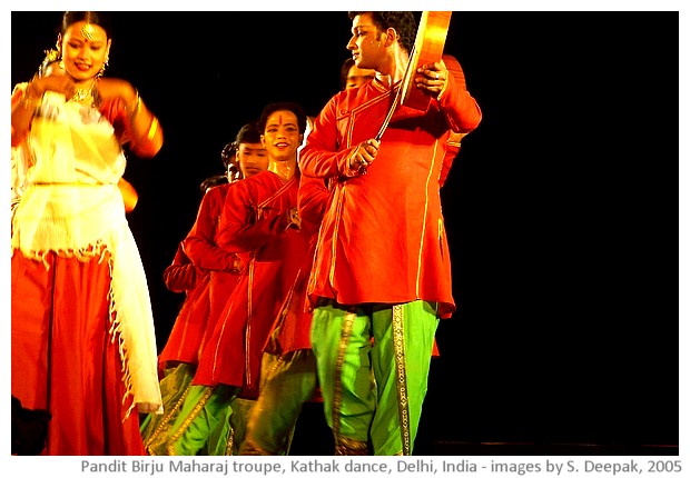 Kathak dance by Birju Maharaj troupe, Ananya, Delhi, India - images by Sunil Deepak, 2005