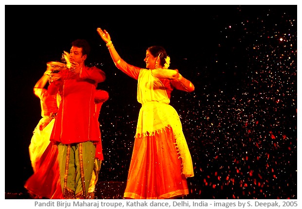 Kathak dance by Birju Maharaj troupe, Ananya, Delhi, India - images by Sunil Deepak, 2005