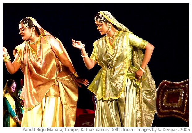 Kathak dance by Birju Maharaj troupe, Ananya, Delhi, India - images by Sunil Deepak, 2005