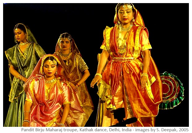 Kathak dance by Birju Maharaj troupe, Ananya, Delhi, India - images by Sunil Deepak, 2005