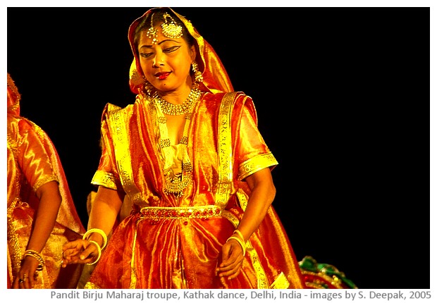 Kathak dance by Birju Maharaj troupe, Ananya, Delhi, India - images by Sunil Deepak, 2005