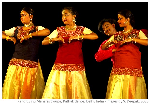 Kathak dance by Birju Maharaj troupe, Ananya, Delhi, India - images by Sunil Deepak, 2005