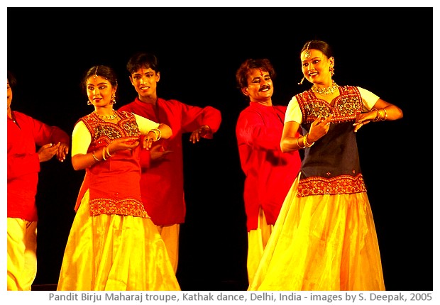 Kathak dance by Birju Maharaj troupe, Ananya, Delhi, India - images by Sunil Deepak, 2005