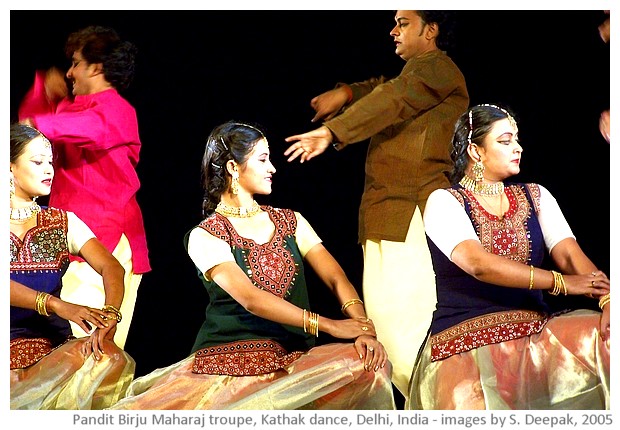 Kathak dance by Birju Maharaj troupe, Ananya, Delhi, India - images by Sunil Deepak, 2005