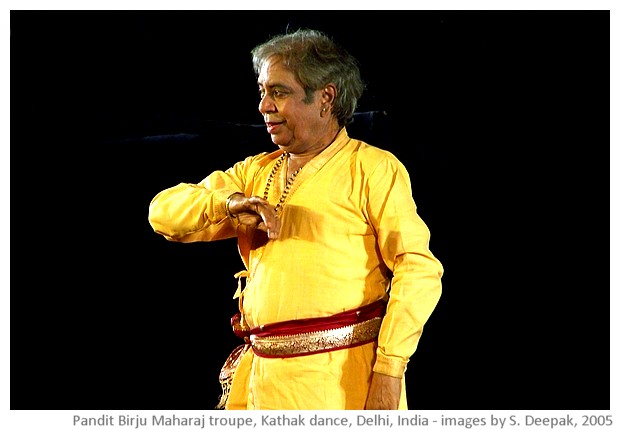 Kathak dance by Birju Maharaj troupe, Ananya, Delhi, India - images by Sunil Deepak, 2005