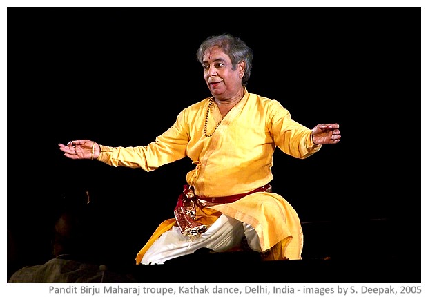 Kathak dance by Birju Maharaj troupe, Ananya, Delhi, India - images by Sunil Deepak, 2005