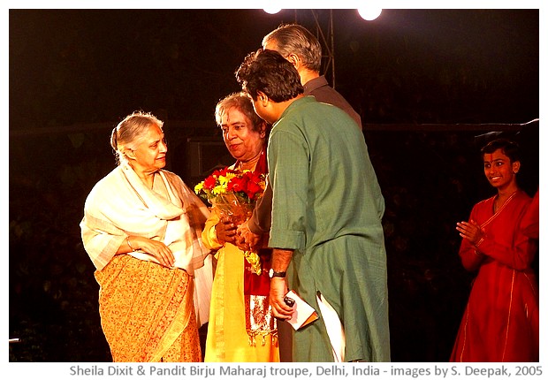 Kathak dance by Birju Maharaj troupe, Ananya, Delhi, India - images by Sunil Deepak, 2005