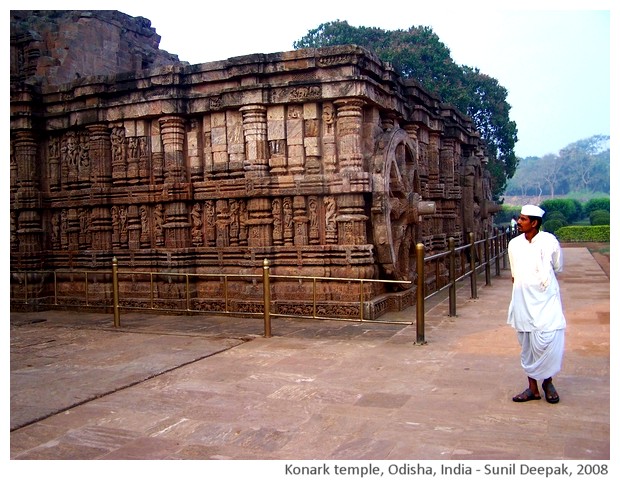 Men, Konark temple, Odisha, India - images by Sunil Deepak, 2008