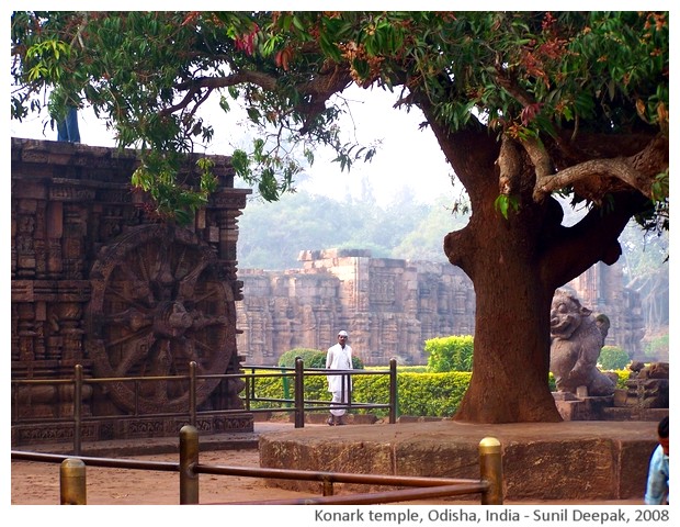 Men, Konark temple, Odisha, India - images by Sunil Deepak, 2008