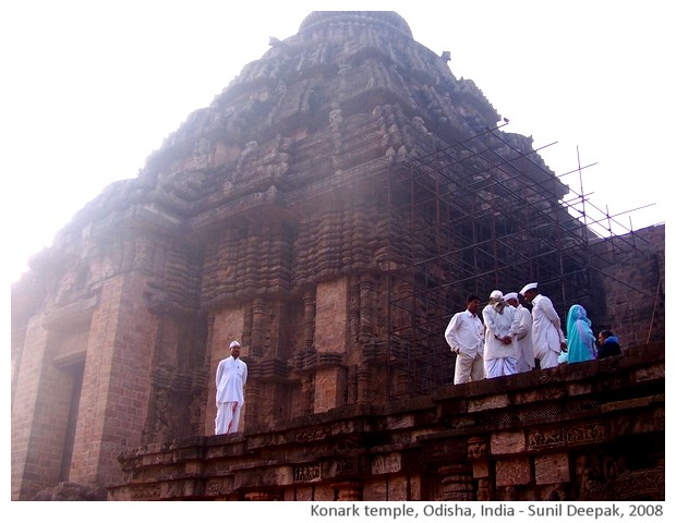 Men, Konark temple, Odisha, India - images by Sunil Deepak, 2008