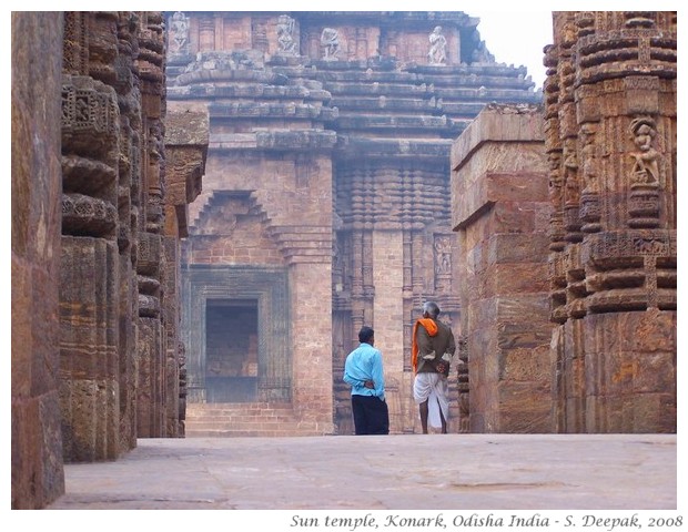 Pilgrims & mist, sun temple Konark - S. Deepak, 2008