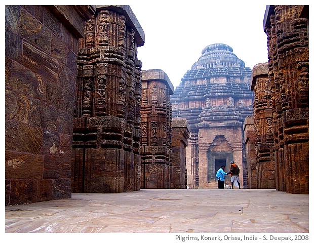 Pilgrims, Sun temple, Knoark, India - Images by Sunil Deepak, 2008