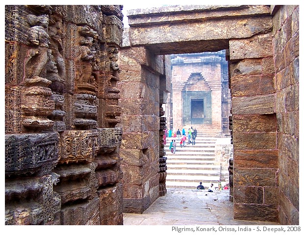 Pilgrims, Sun temple, Knoark, India - Images by Sunil Deepak, 2008