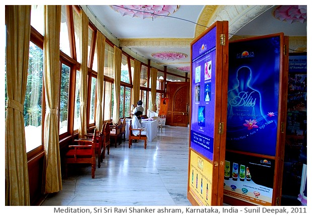 Yoga meditation, Sri Sri ashram, Karnataka, India - images by Sunil Deepak, 2011