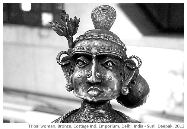 Tribal woman, bronze sculpture, Delhi, India - images by Sunil Deepak, 2013