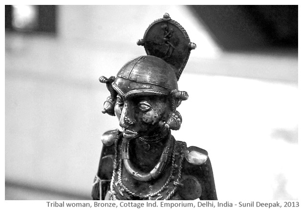 Tribal woman, bronze sculpture, Delhi, India - images by Sunil Deepak, 2013