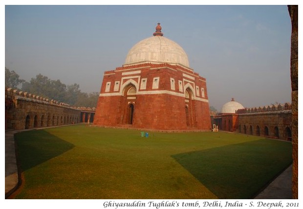 Tughlak's tomb, Delhi, India - S. Deepak, 2011