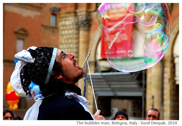 Soap bubbles man, Bologna centre, Italy - images by Sunil Deepak, 2014