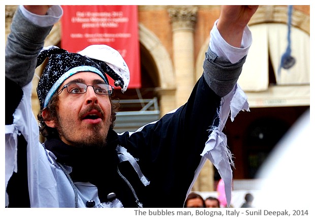 Soap bubbles man, Bologna centre, Italy - images by Sunil Deepak, 2014