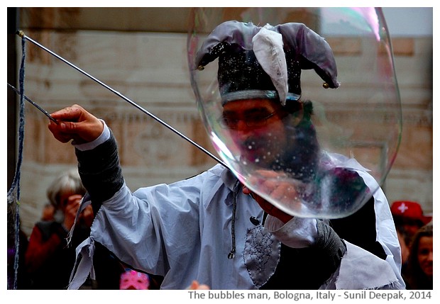 Soap bubbles man, Bologna centre, Italy - images by Sunil Deepak, 2014