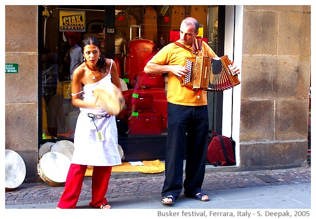 Buskers strret artists' festival, Ferrara, Italy - images by Sunil Deepak, 2005