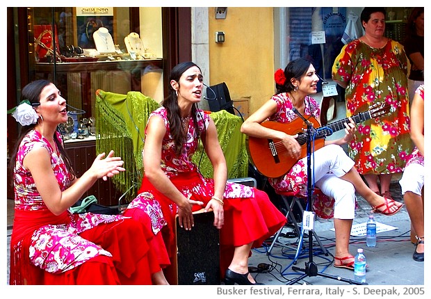 Buskers strret artists' festival, Ferrara, Italy - images by Sunil Deepak, 2005