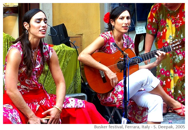 Buskers strret artists' festival, Ferrara, Italy - images by Sunil Deepak, 2005