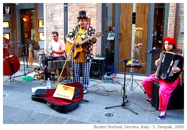 Buskers strret artists' festival, Ferrara, Italy - images by Sunil Deepak, 2005