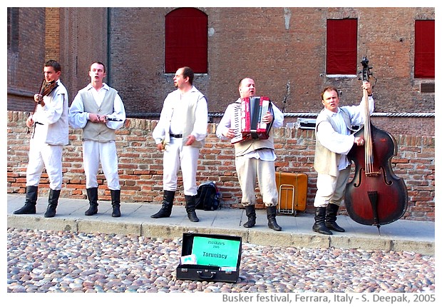 Buskers strret artists' festival, Ferrara, Italy - images by Sunil Deepak, 2005