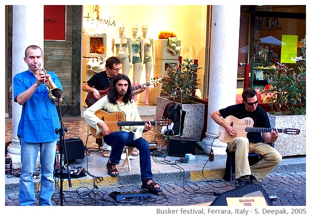 Buskers strret artists' festival, Ferrara, Italy - images by Sunil Deepak, 2005