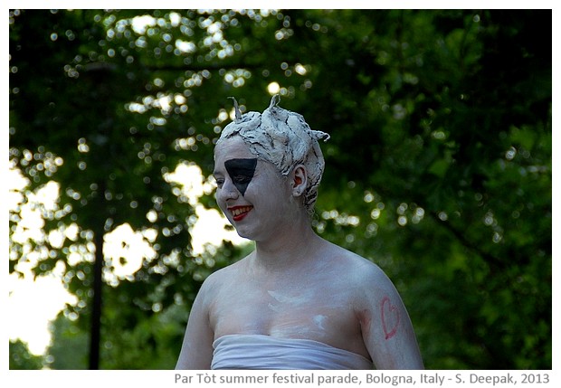 Stilt dancers in white colour, Par Tòt parade, Bologna, Italy - images by Sunil Deepak, 2013