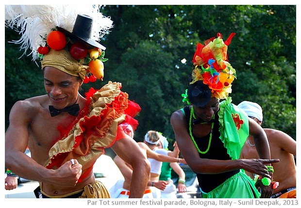 Green & red costumes, Par Tot summer parade, Bologna, Italy - images by Sunil Deepak, 2013