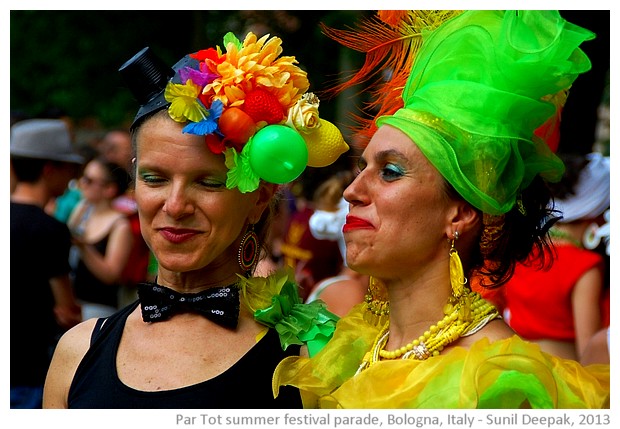 Green & red costumes, Par Tot summer parade, Bologna, Italy - images by Sunil Deepak, 2013