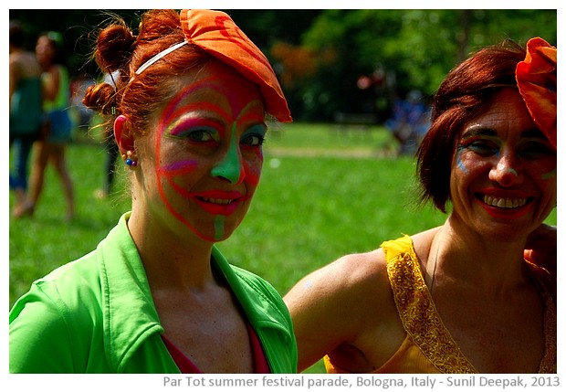 Green & red costumes, Par Tot summer parade, Bologna, Italy - images by Sunil Deepak, 2013